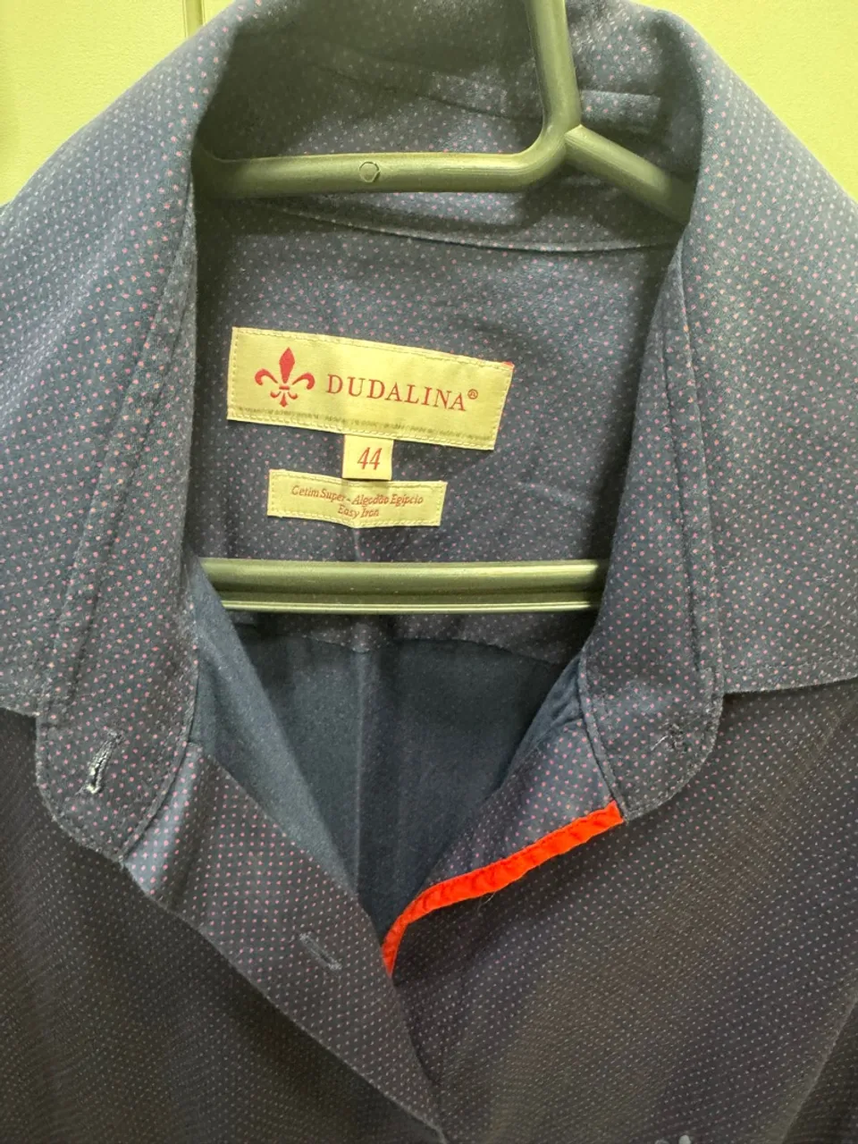 Camisa azul com detalhes vermelhos dudalina