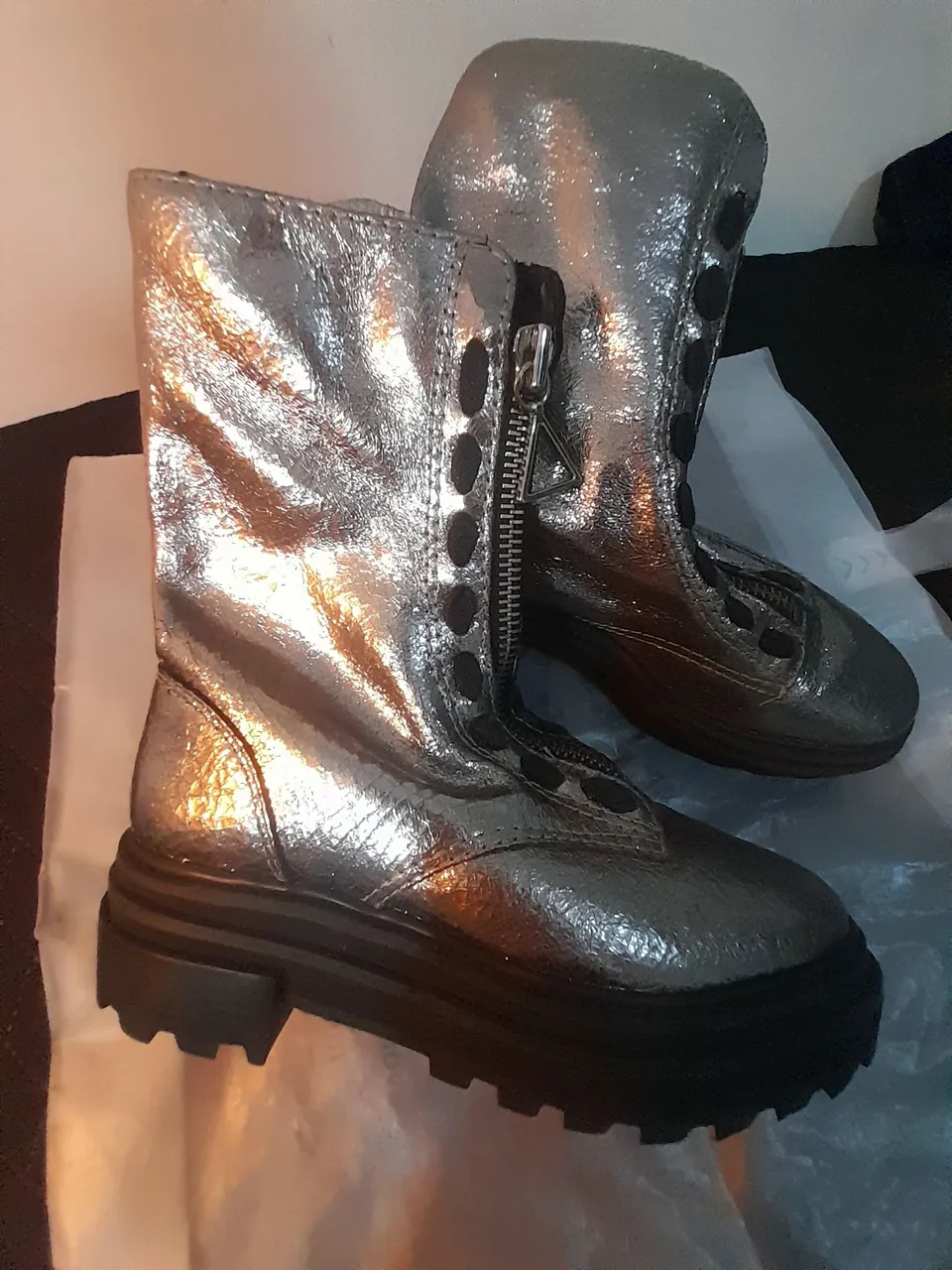 Botas Prateadas Modernas - Estilo e Conforto