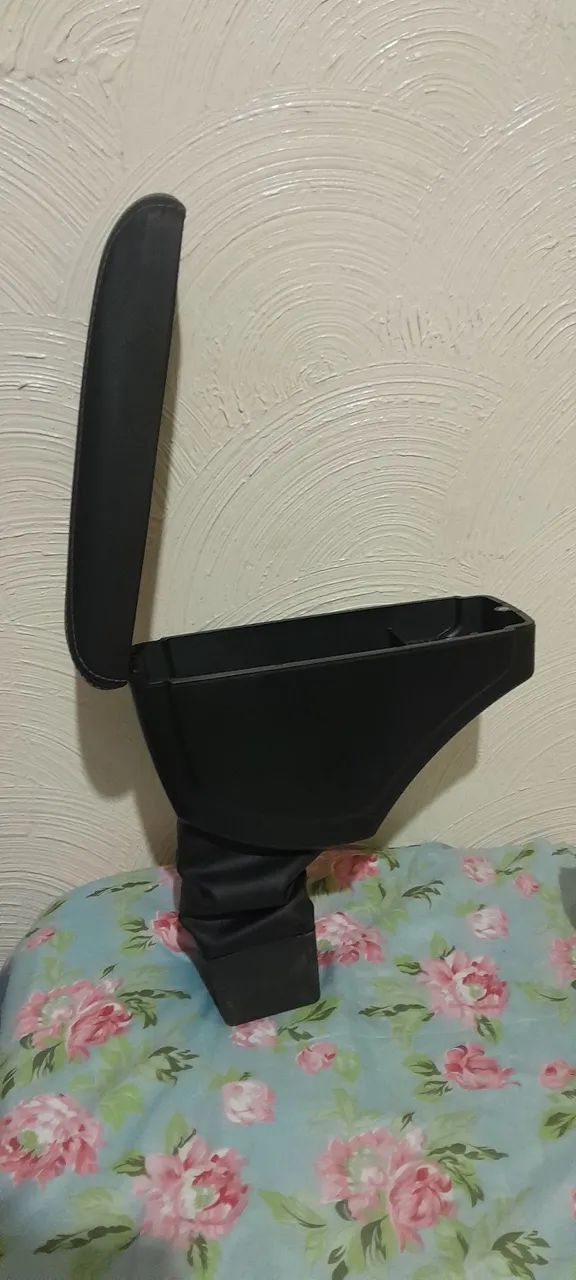 Vendo tapete da mala e descanço de braço honda fit - Foto 4