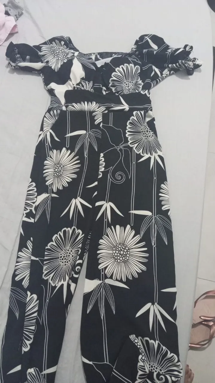 Macacão floral preto e branco