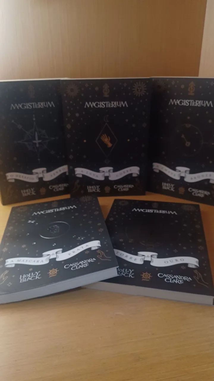 Box Magisterium - Holly Black e Cassandra Clare (acompanha marcadores de página) - Foto 3