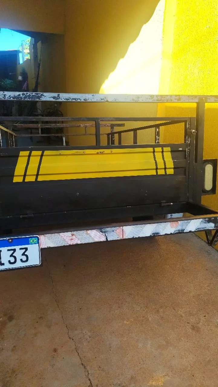 Caçamba para transporte com faixas refletivas