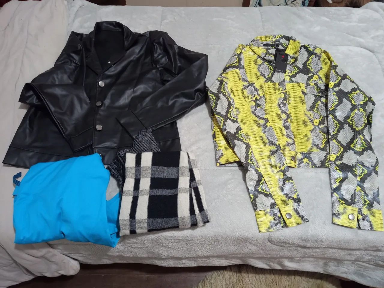 Roupas Femininas - Jaquetas e Blusa - Foto 4