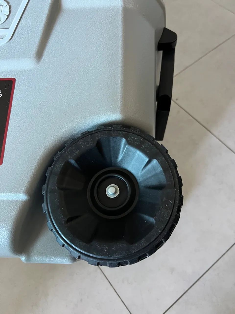 [Novo/lacrado] Cooler Coleman 62QT cinza com Rodas - Foto 5