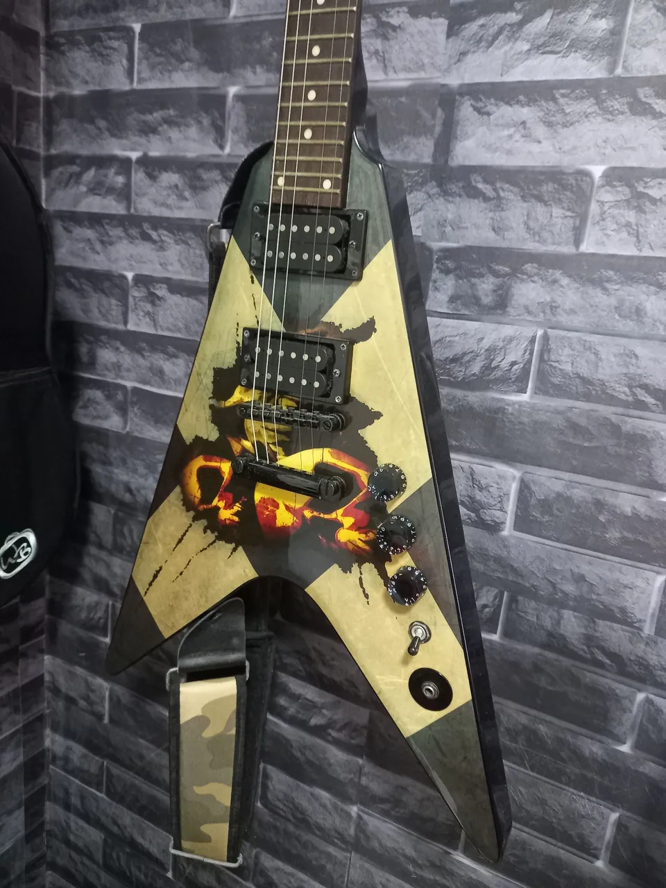 Guitarra Elétrica Washburn edição especial + capa e correia