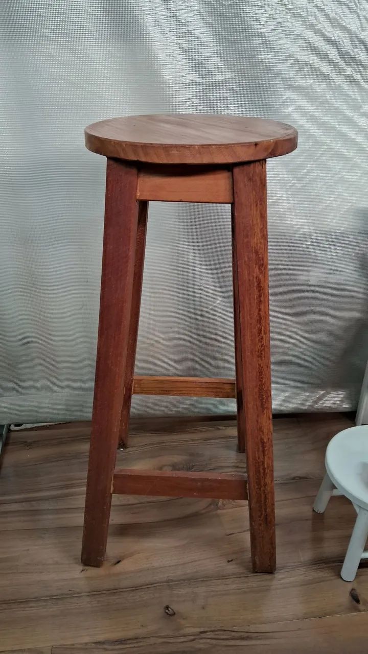 Banqueta alta de madeira estilo rústico com assento redondo e acabamento 70 cm 