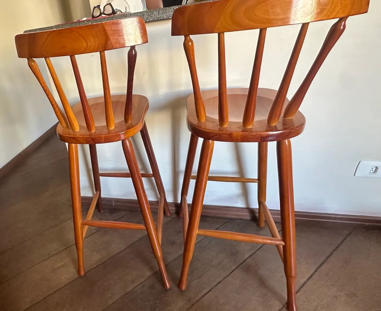 2 Banquetas madeira maciça 