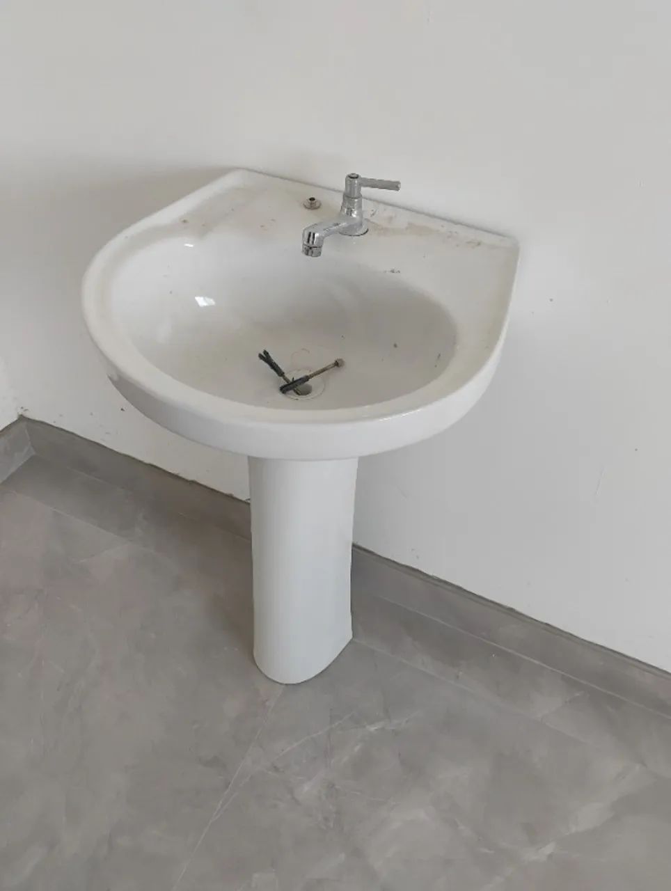 Bathroom sink64962159973377122