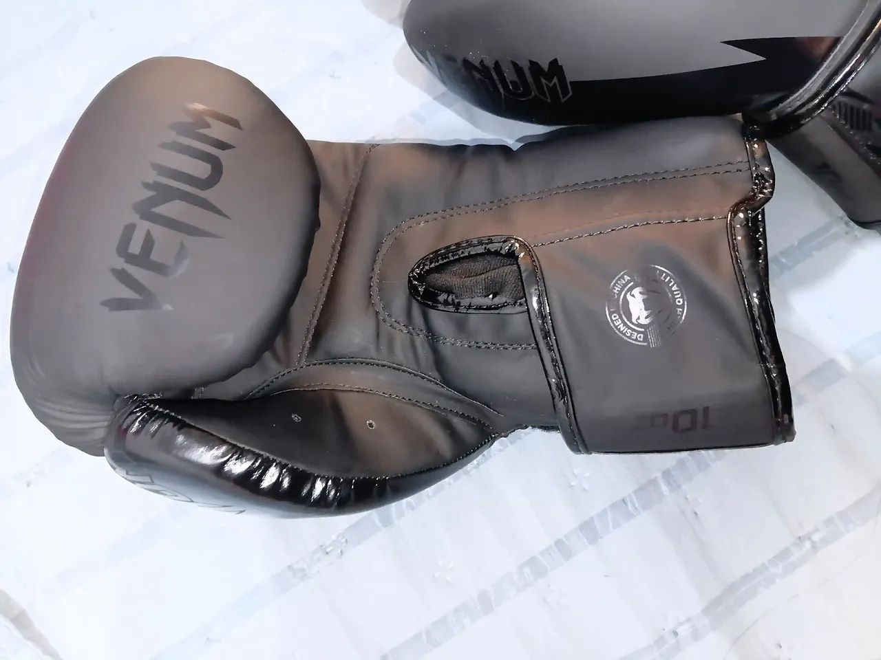 ? Luva de Boxe Venum 10 Oz Original - Excelente Estado - Foto 2