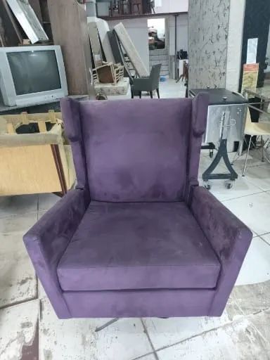 (Cód 028) Linda Poltrona Giratória grande e estofada em tecido Roxo super confortável  - Foto 2