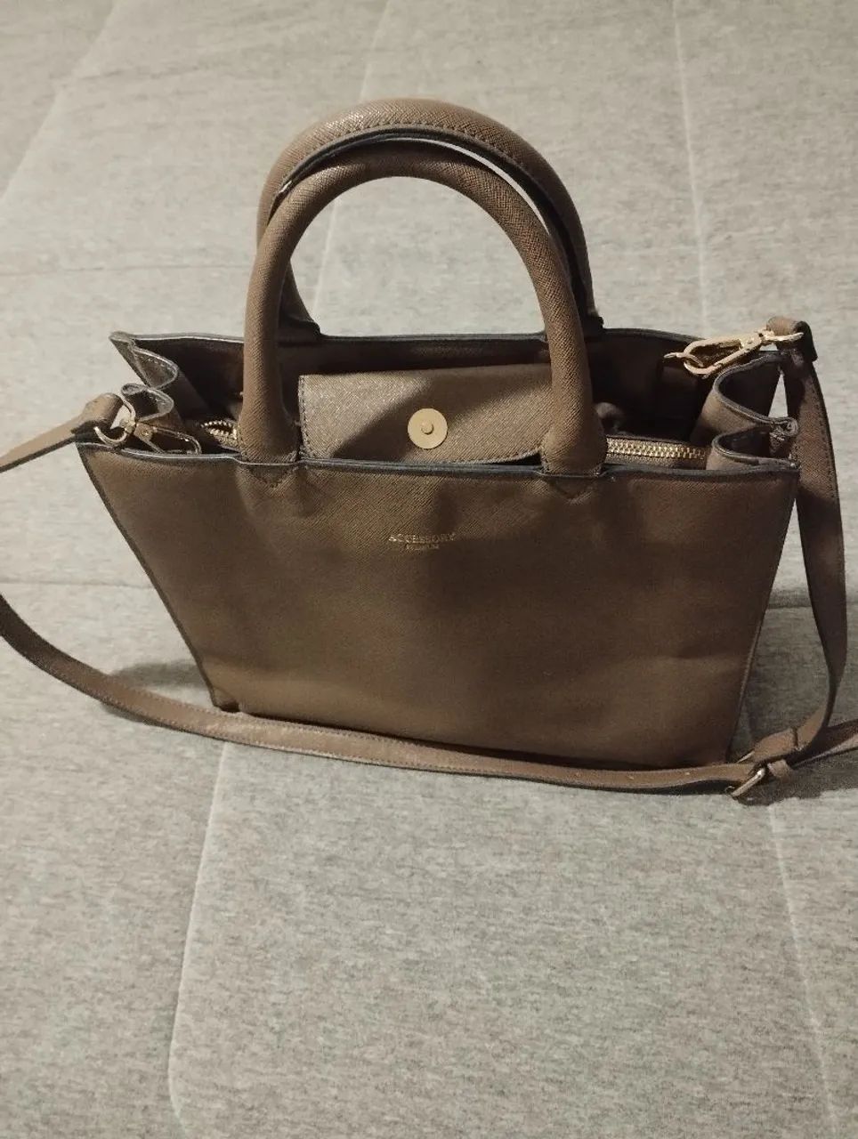 Bolsa marrom de mão e ombro, alça removível 