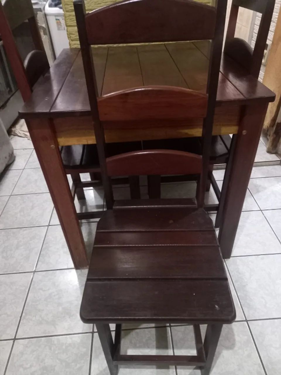 Mesa de madeira quadrada com 3 cadeiras