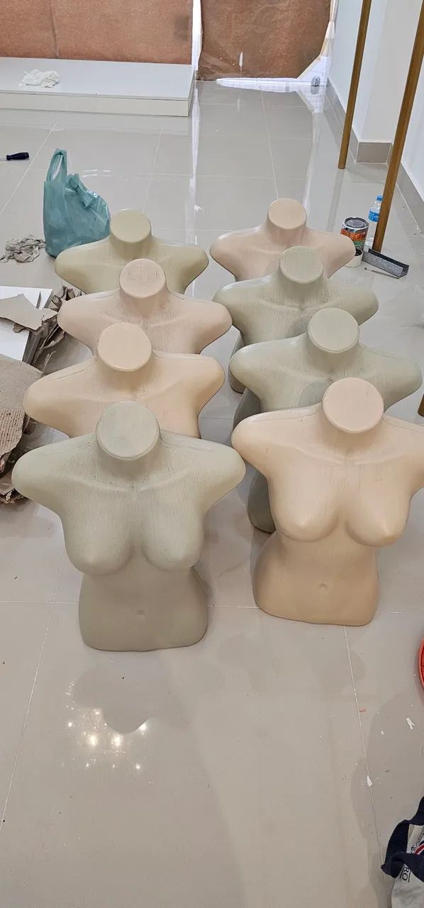 Cabides de acrílico e corpinho de plástico 