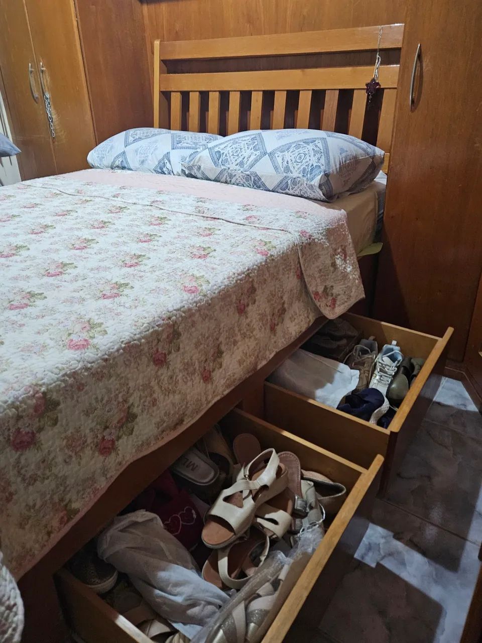 Cama de casal em madeira maciça com gavetões - Foto 3