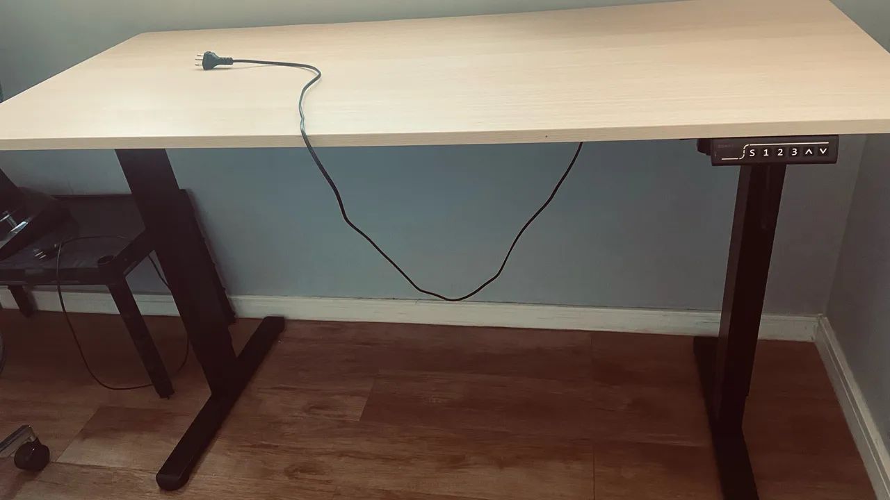 Mesa Ergolift preta com motor simples e botões com memória  - Foto 3