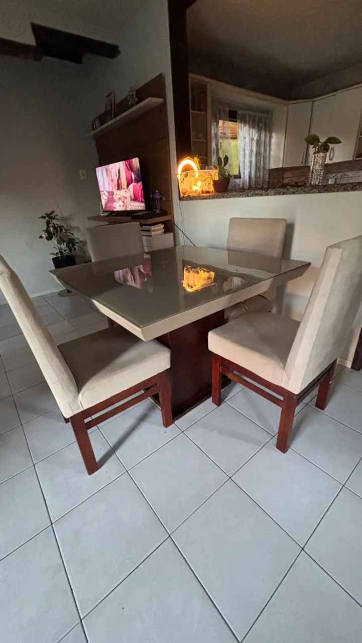 Mesa com tampo de vidro e 4 cadeiras