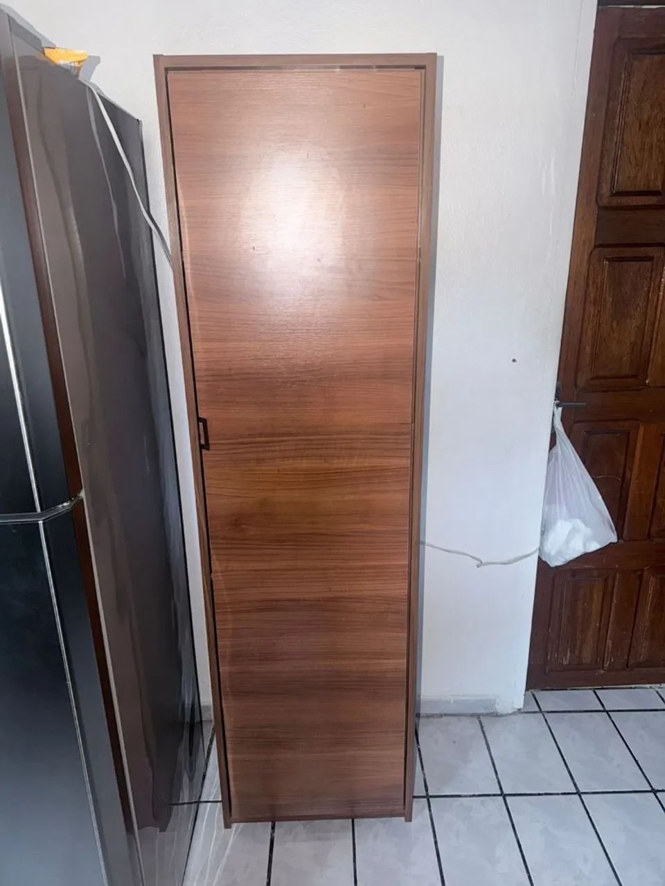 Estante multiuso com porta 