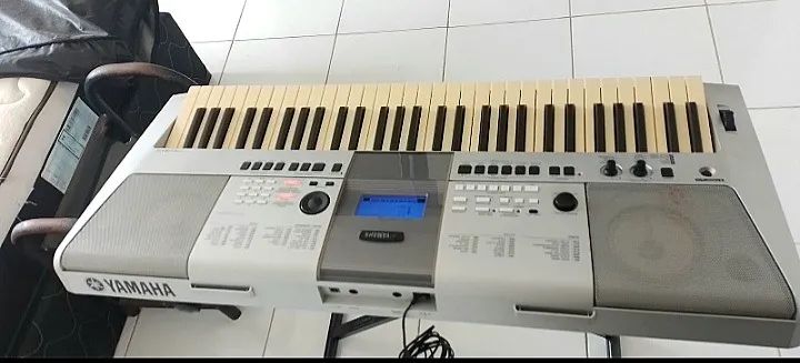 Teclado Yamaha PSR E-413 + Estante  - Foto 3