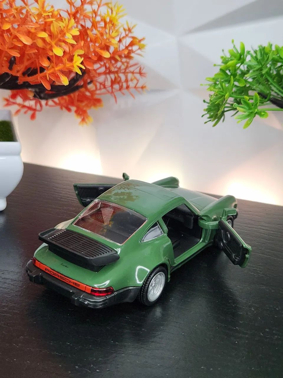 Miniatura Porsche 911 Turbo 1978 - Carrinho de Metal Colecionável  - Foto 2