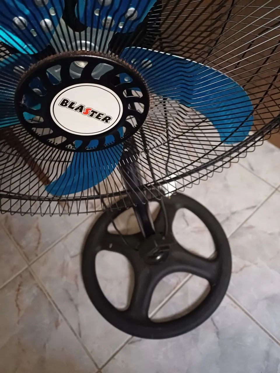 Ventilador grande com pé alto. - Foto 2