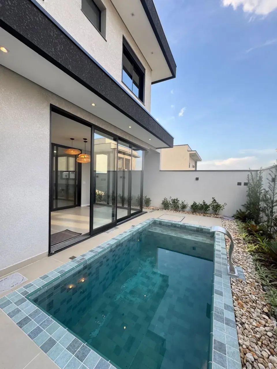 Linda casa nova com 3 suítes e piscina - Foto 2