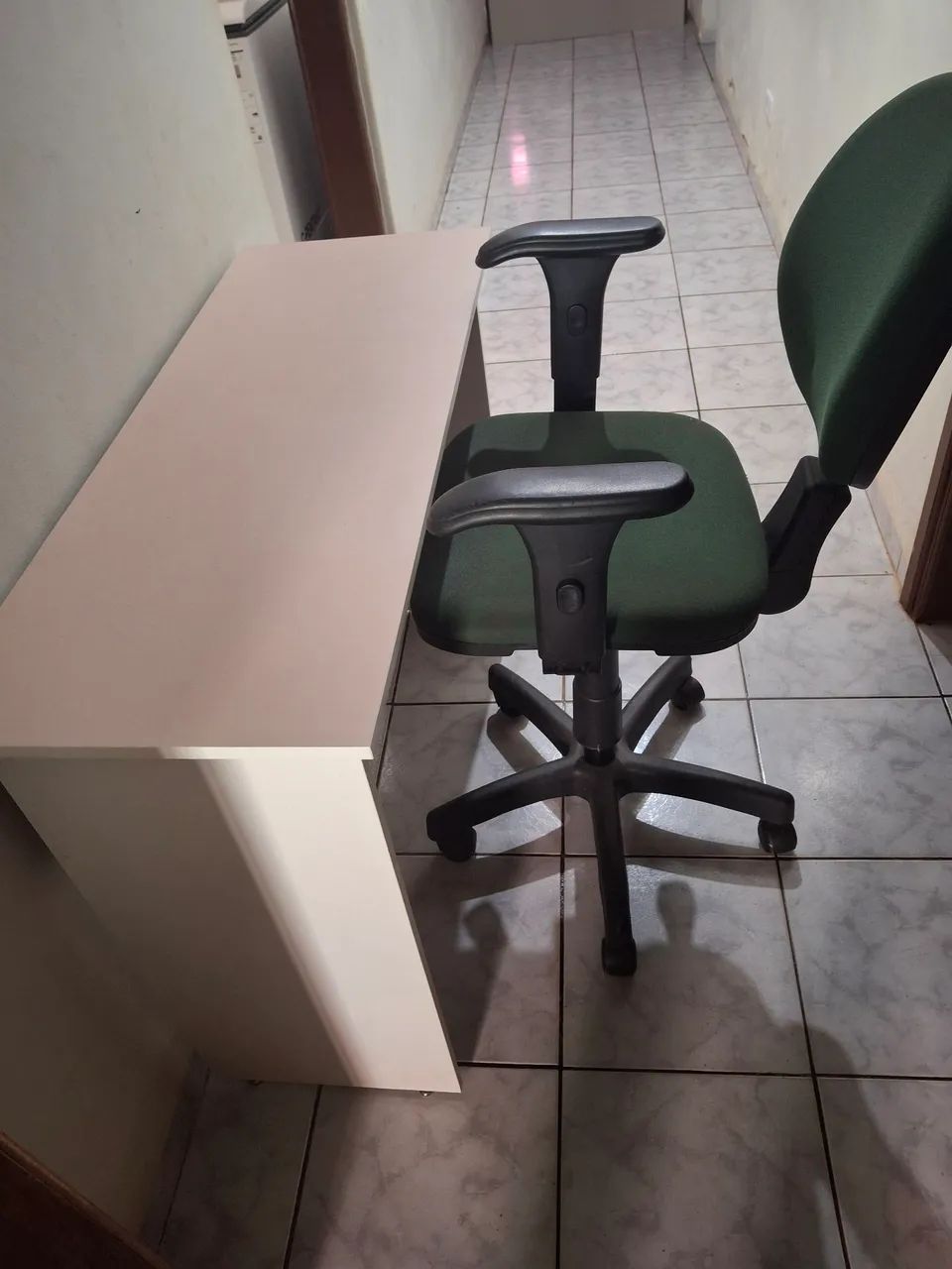 Mesa e cadeira giratória para estudos - Foto 2