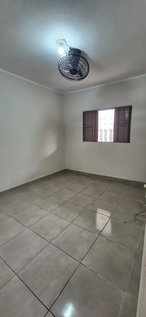Alugo casa térrea de 3 cômodos sem garagem - Foto 3