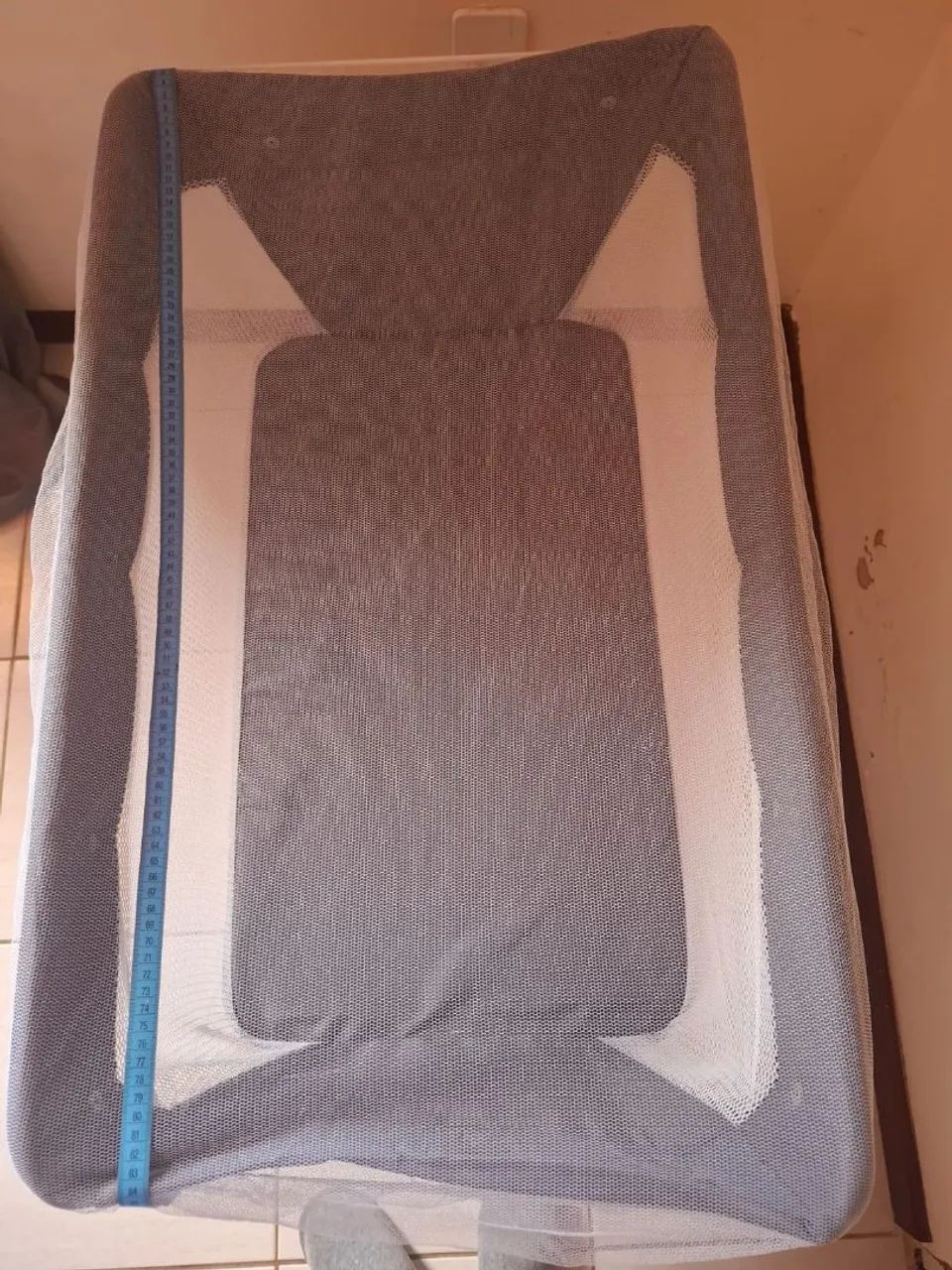 Berço Portátil Dobrável Cinza com Mosquiteiro - Ótimo Estado - Foto 3
