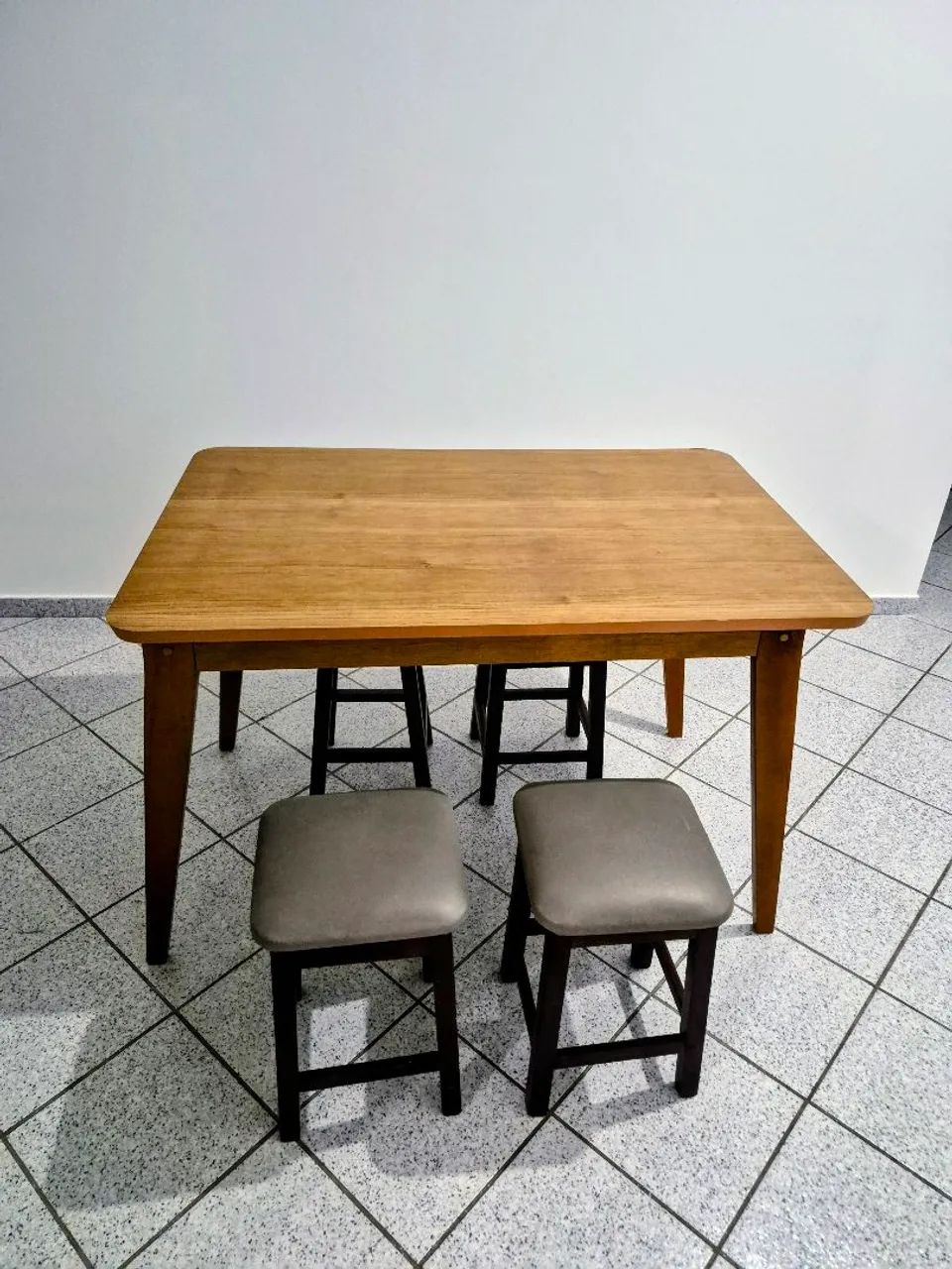 Mesa 6 lugares e 4 banquetas - Foto 2