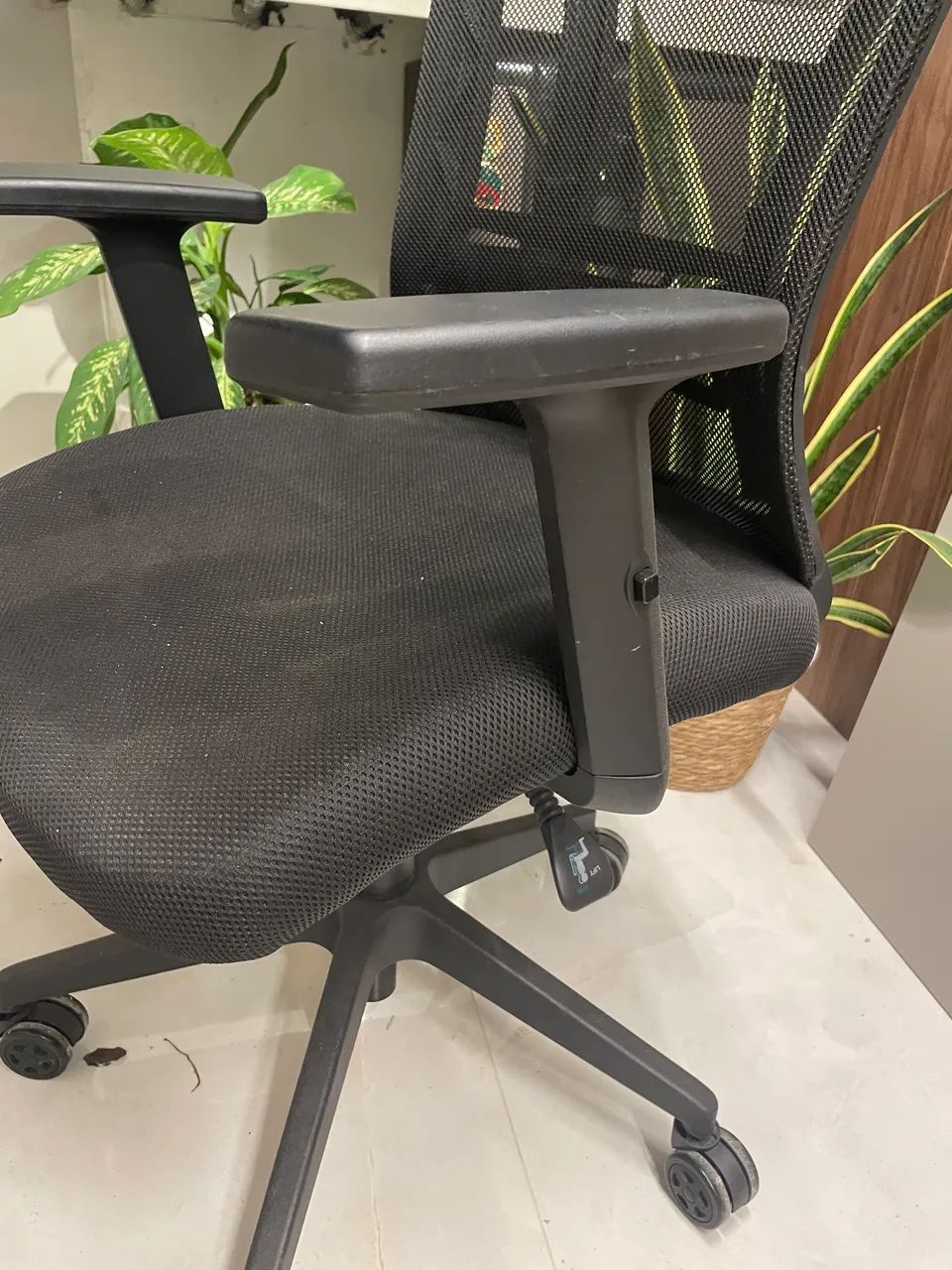 Cadeira ergonômica preta com regulagens adversas - Foto 3