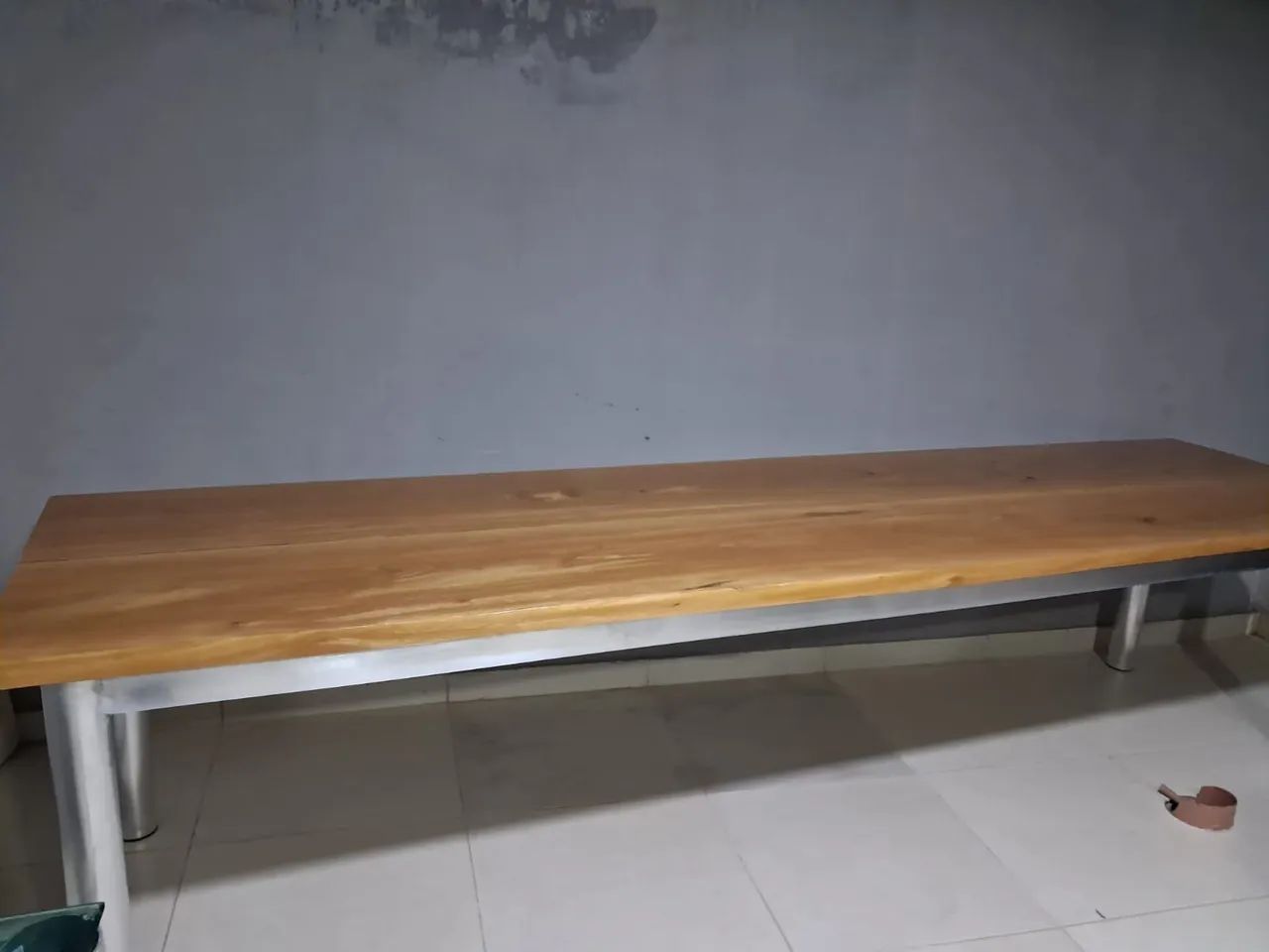 Vende-se mesa de madeira com base de alumínio  - Foto 2