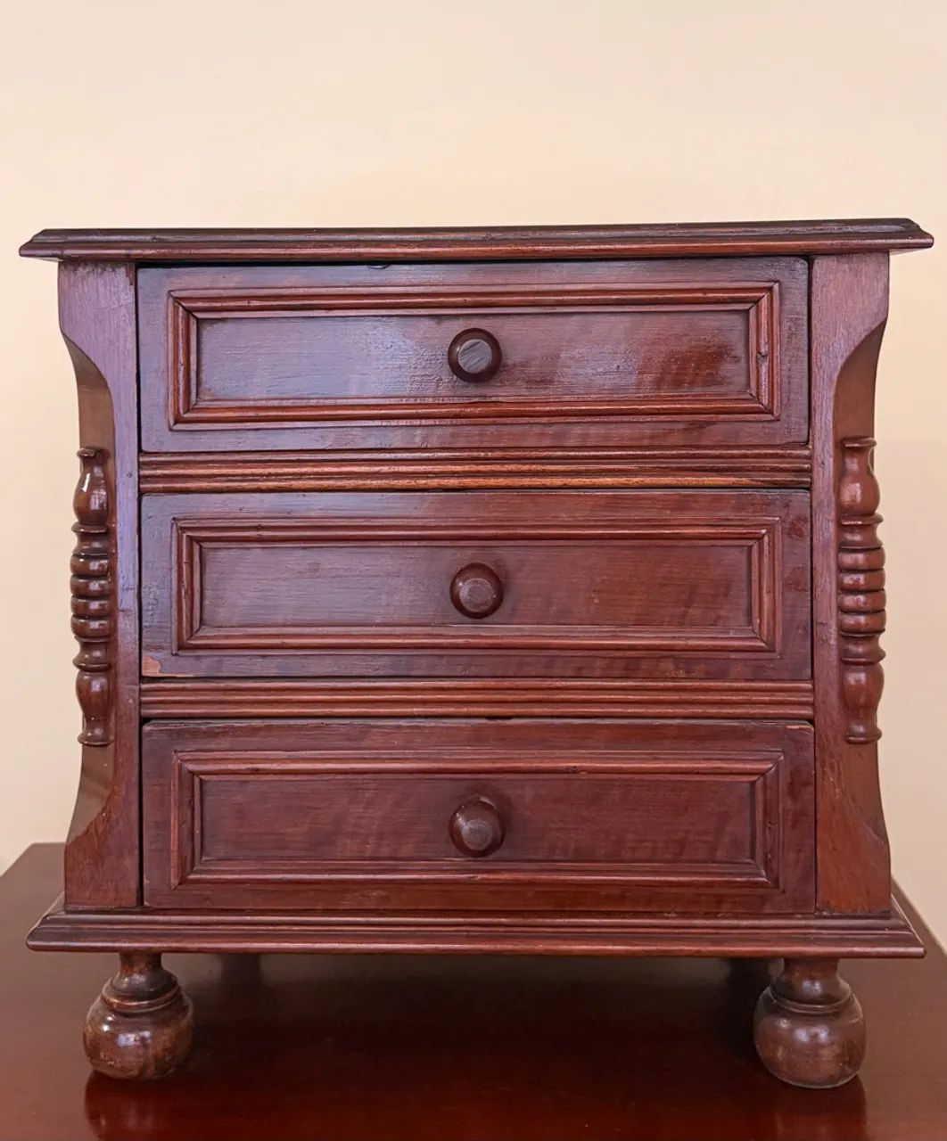 Mesa de cabeceira estilo Colonial