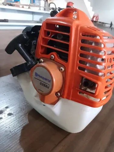 Roçadeira Husquarna 226 semi nova 