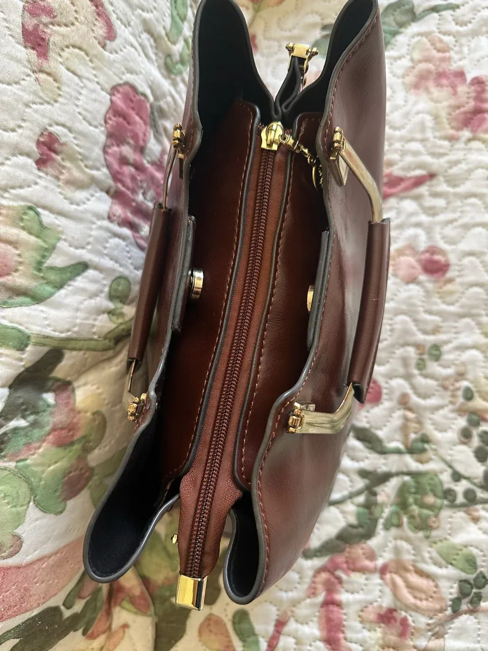 Bolsa semi nova, limpa e cheirosa  - Foto 2
