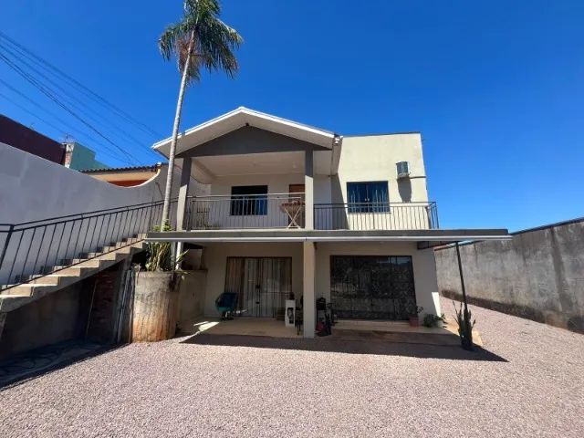 Ampla casa com 05 quartos em terreno grande