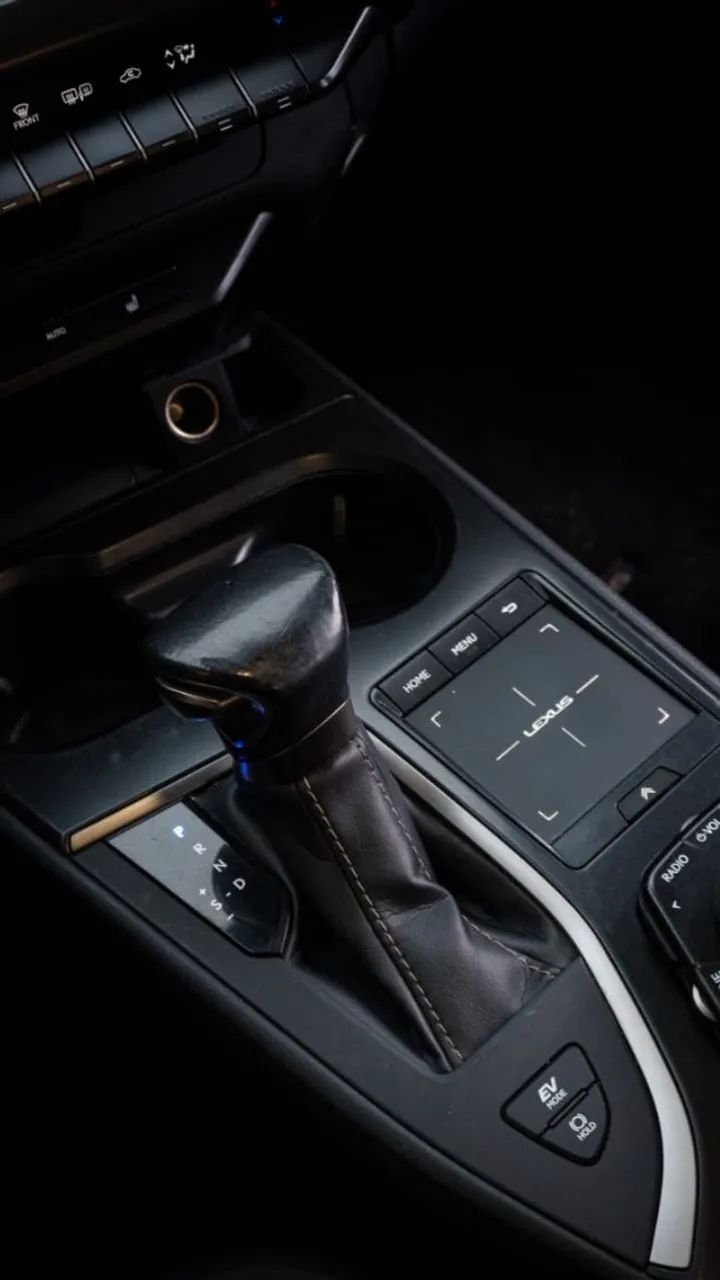 Lexus UX-250h Dynamic 2.0 16V Aut.(hybrid), foto 16 de 18