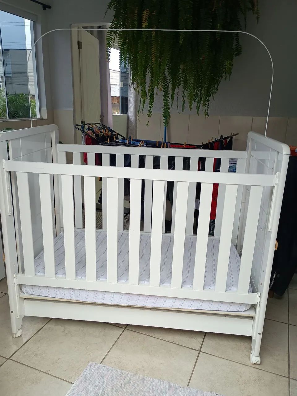 Berço, bebê conforto e cadeirão de alimentação.