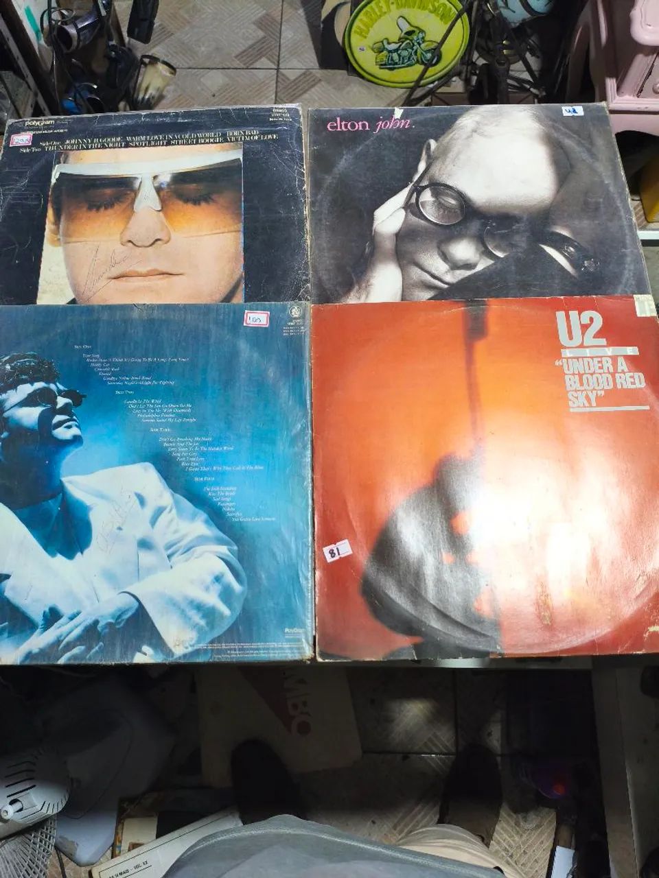 Lote com quatro disco de vinil sendo 3 de Elton John e um clássico não vendo separado