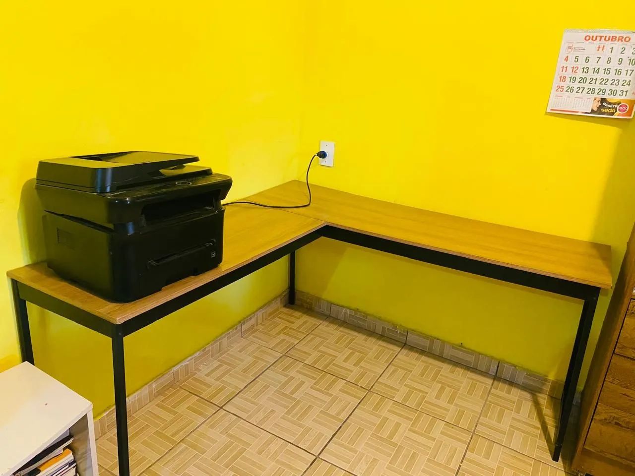 Mesa com impressora 