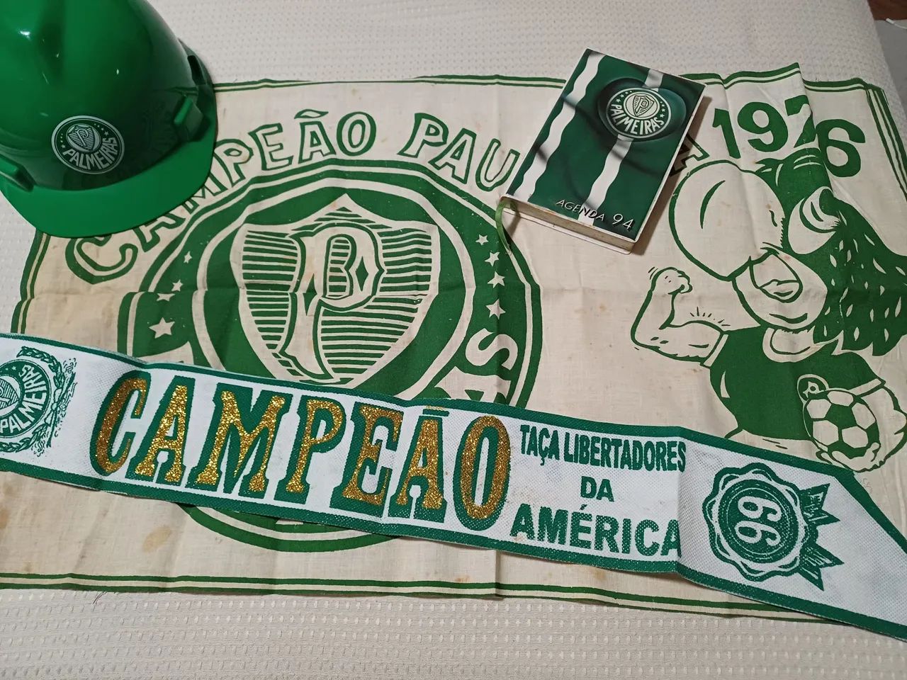 Faixa de campeão da Libertadores 99 e Bandeira de Campeão Paulista 76