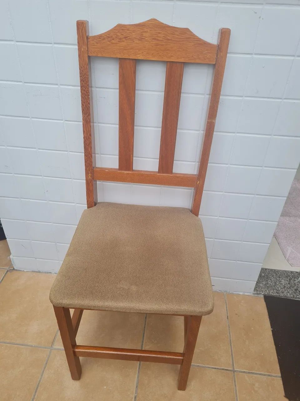 Conjunto com 4 cadeiras de madeira com assento estofado - Foto 5