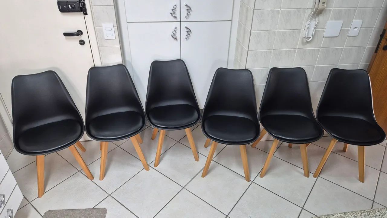 Jogo de cadeiras Charles Eames estofada com base em madeira 