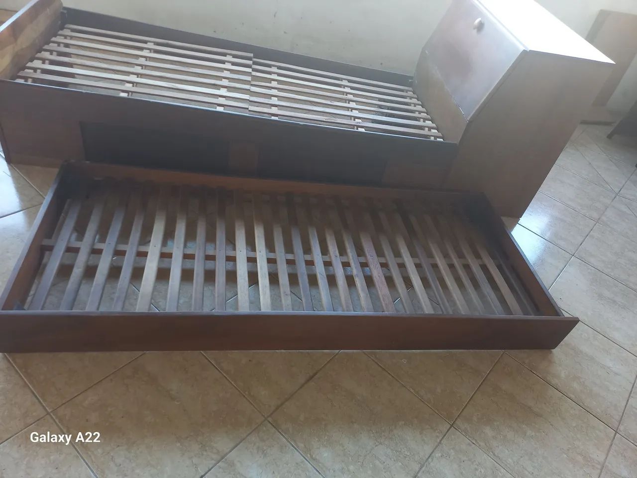 Cama em madeira com Baú e cama de apoio - completa com colchões  - Foto 4