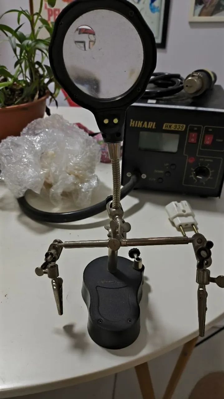 Lupa de mesa com led e garra