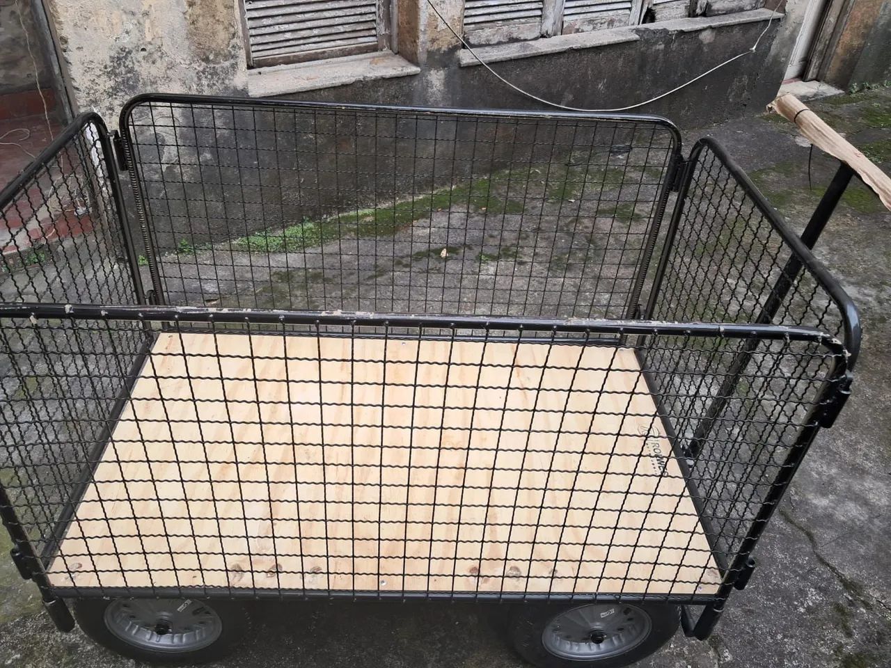 Vendo CARRINHO PLATAFORMA COM GRADE MÓVEL  - Foto 3