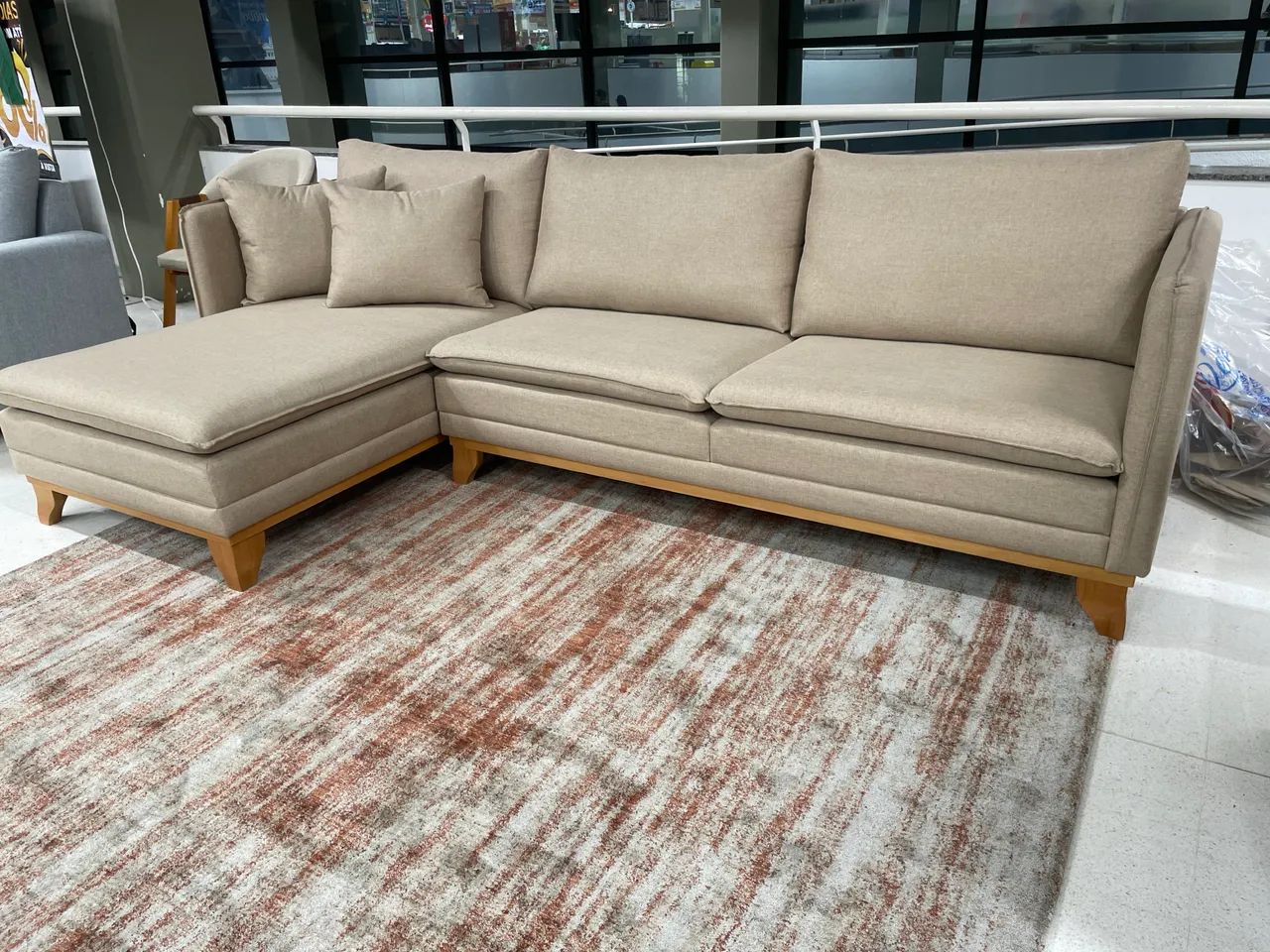 Lindo sofá com chaise 290x160 linho 