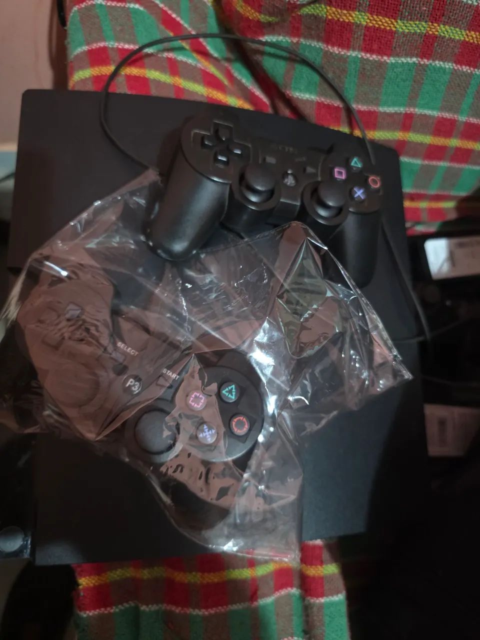 PlayStation 3 com dois controles 