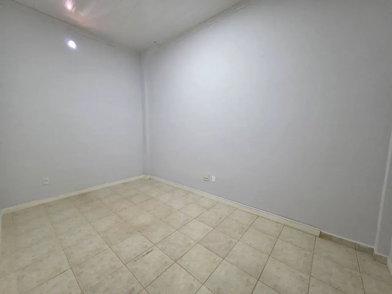 Sala Comercial 1º Pavimento 40 m² com  divisões mais banheiro água incluso - Centro - Foto 4