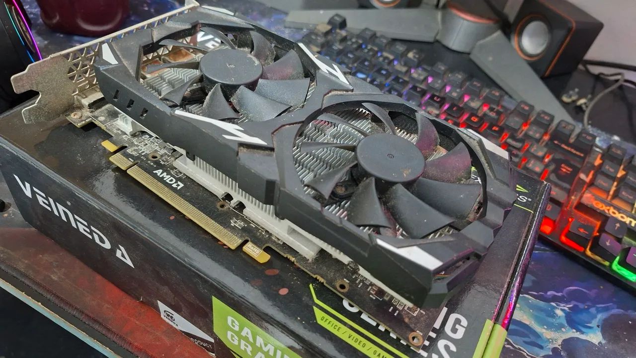 Placa de Vídeo AMD Veineda - COM DEFEITO / PARA RETIRADA DE PEÇAS - Foto 2