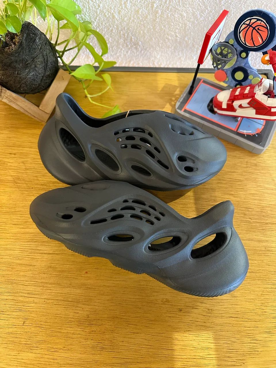 Adidas Yeezy Foam Runner ?Carbon?